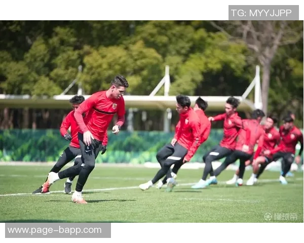 海港队训练照曝光加布里埃尔热情竖大拇指展现团队士气